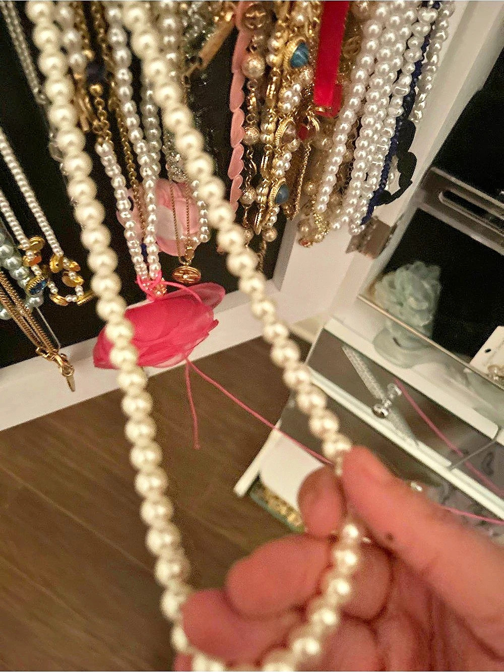 Pearl-Style Necklace in White & Gold